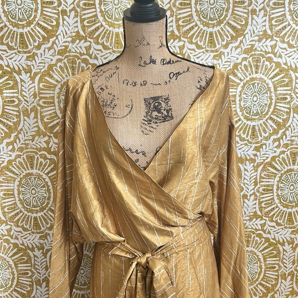 NWOT DIARRABLU Maya Exaggerated Long Sleeve Textured Wrap Dress in Gold Sz 3XL - Picture 11 of 13